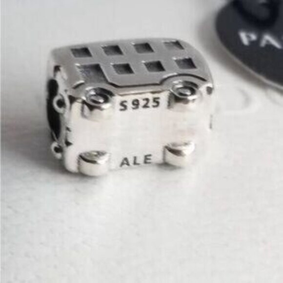 Pandora London Bus England Great Britain Charm in a gift box - Picture 3 of 3
